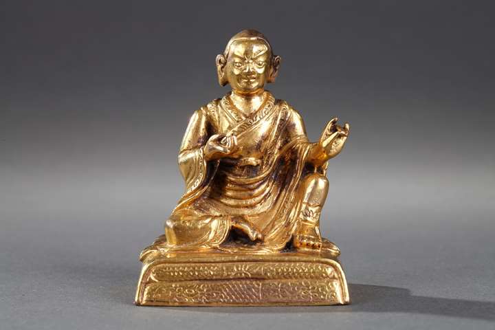 Small figure of Lhama  in gold bronze - Seated in Lilasana